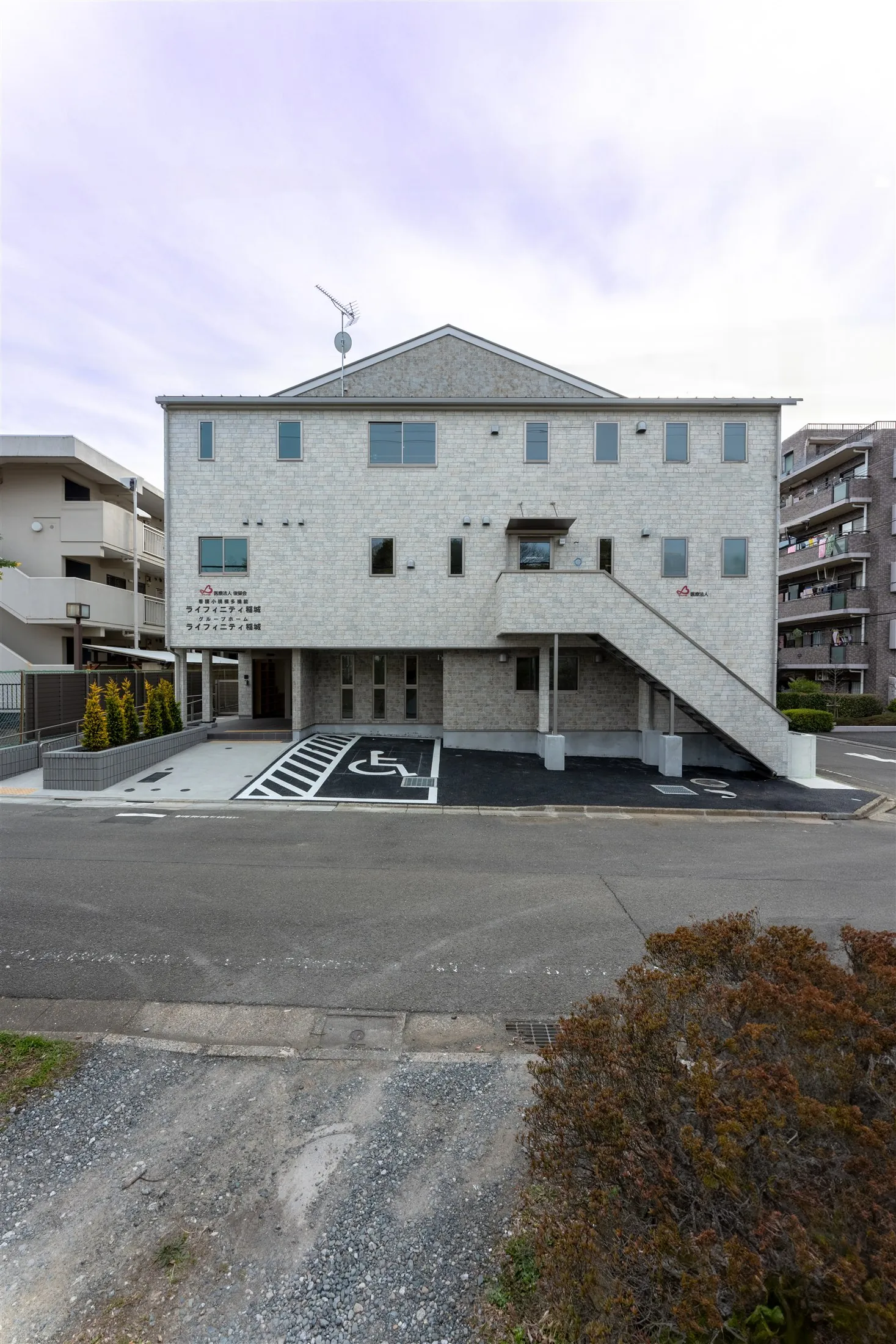 高齢者施設の外観の竣工写真