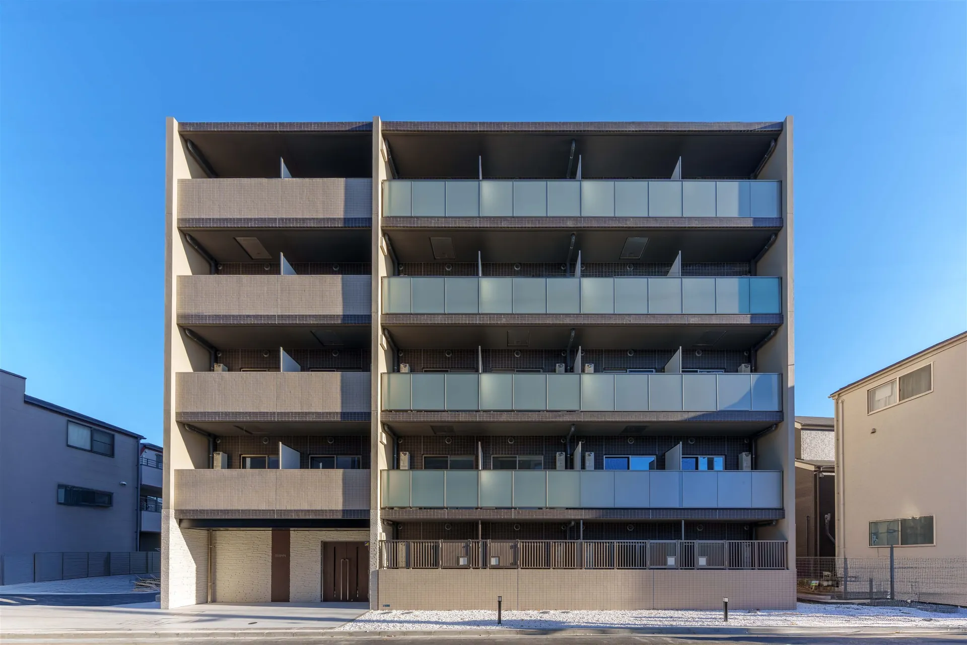 マンションの外観の竣工写真