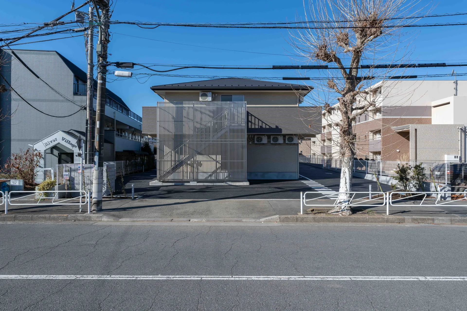 電線と電柱が写り込んだ建物外観のレタッチ前写真
