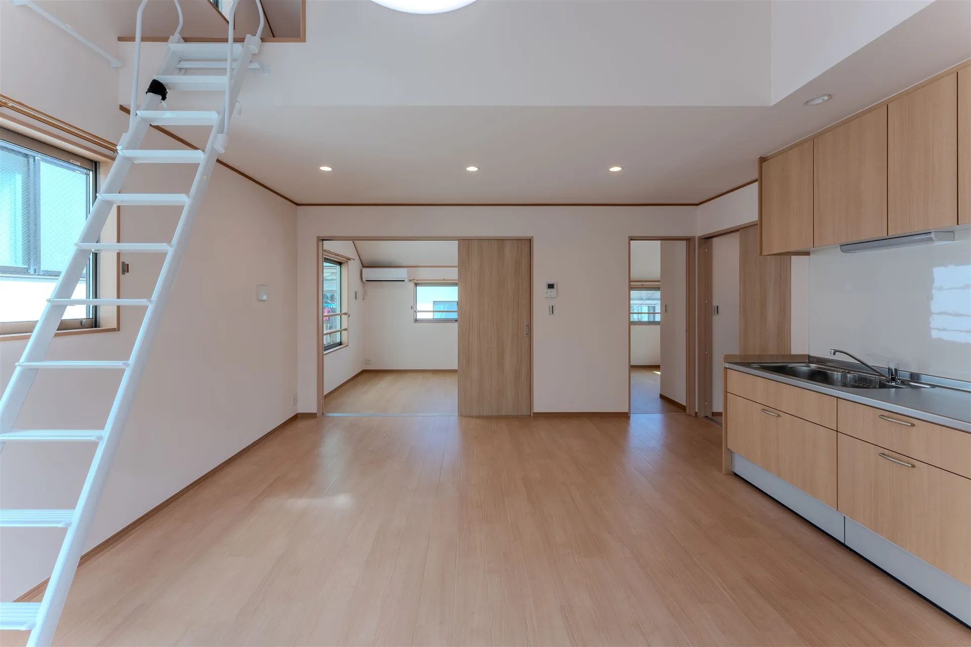 戸建て住宅の居室・キッチンの竣工写真